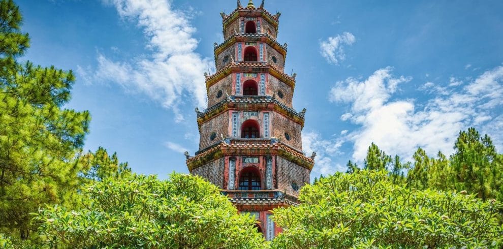phia-ben-ngoai-chua-thien-mu-hue_1750782073